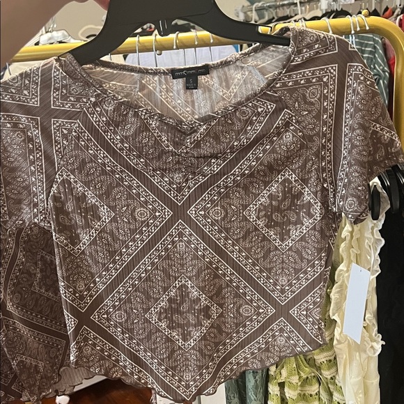 All sizes! NWT Cute asymmetrical Paisley Print Crop Top - Picture 2 of 5